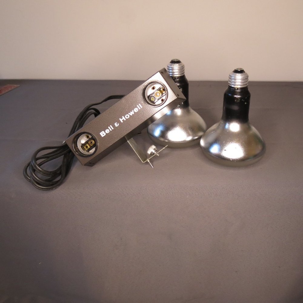 Vintage Movie Camera Bell & Howell 2 Light Bar Model 40726